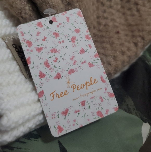 Free People Dreamland knitted beanie Taupe NWT Soft Hat Cozy NWT - Picture 3 of 3